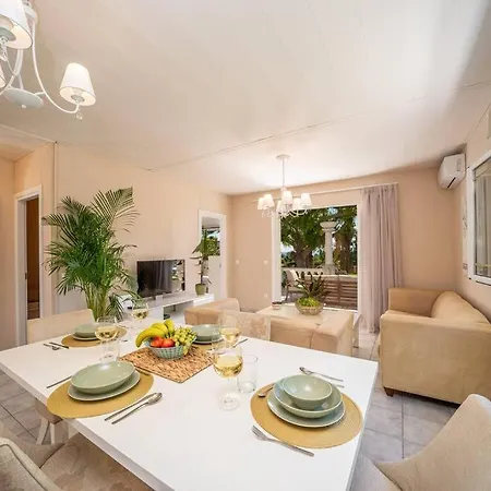 Σπίτι διακοπών Gaia Residences With Lush Garden And Pool