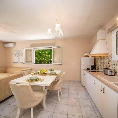 Σπίτι διακοπών Gaia Residences With Lush Garden And Pool *