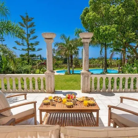 Σπίτι διακοπών Gaia Residences With Lush Garden And Pool